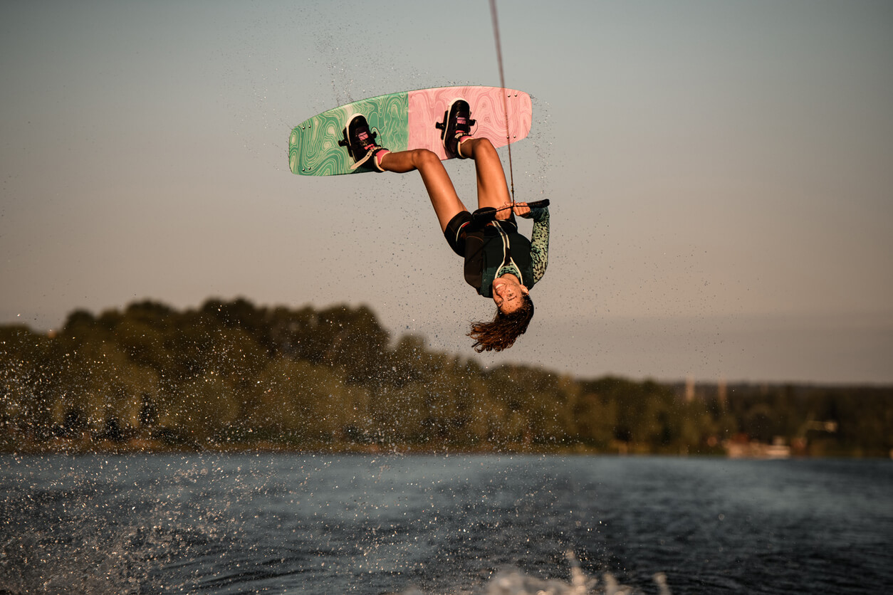Wakeboarding vs. Wakesurfing